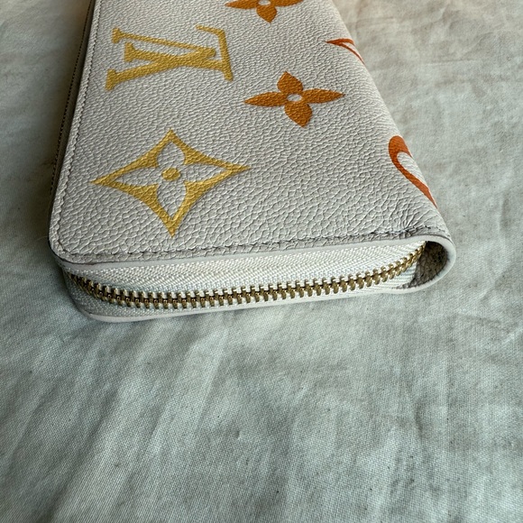 LOUIS VUITTON Empreinte Monogram Giant By The Pool Zippy Wallet Cream Saffron - Picture 8 of 16